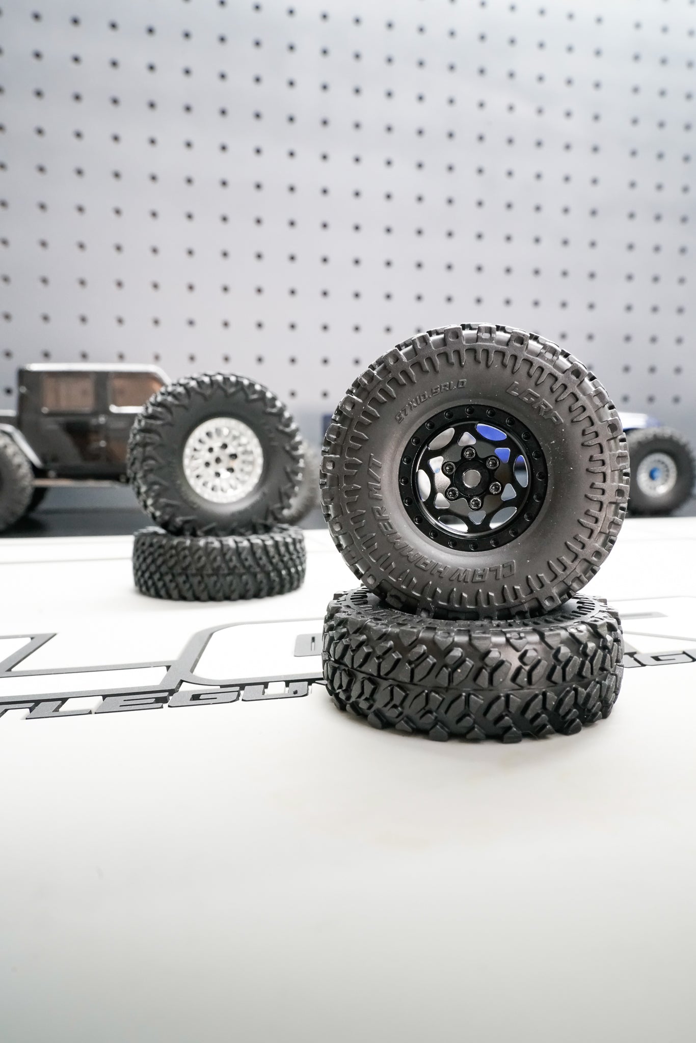 CLAW HAMMER M/T TIRES (57MM)